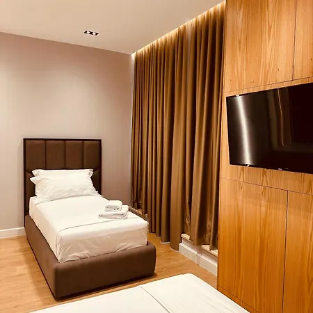 Azul Pensión Tirana